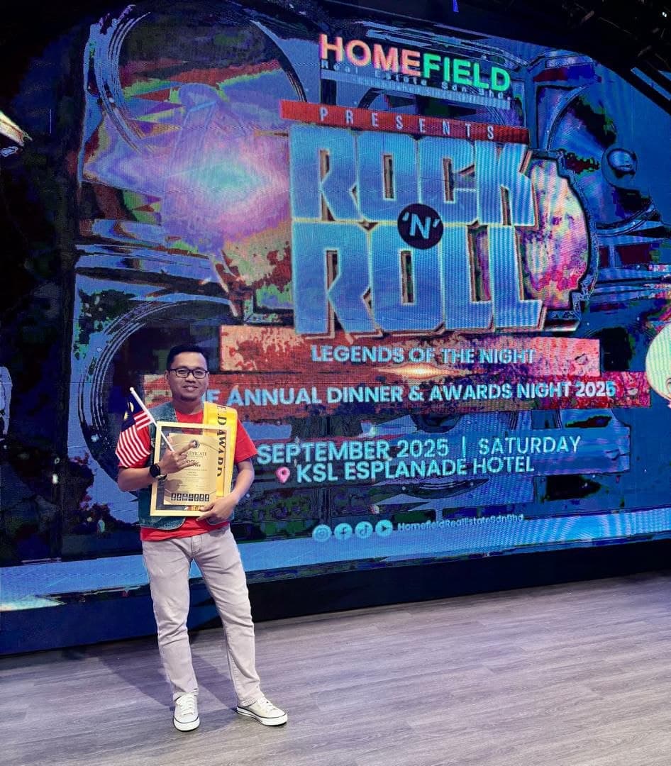 Along Yusmi memegang plak pengiktirafan di Homefield 12th Annual Dinner and Awards Night 2025.